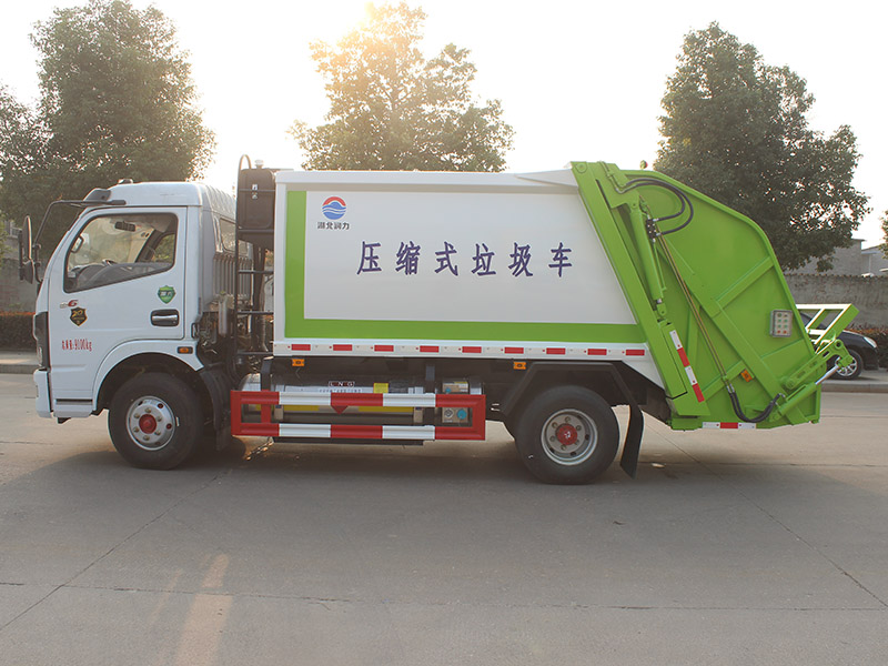 東風(fēng)多利卡天然氣6方壓縮垃圾車(chē)
