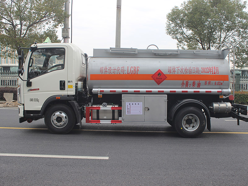 重汽豪沃6.02立方SCS5090GJYZZ6加油車(chē)