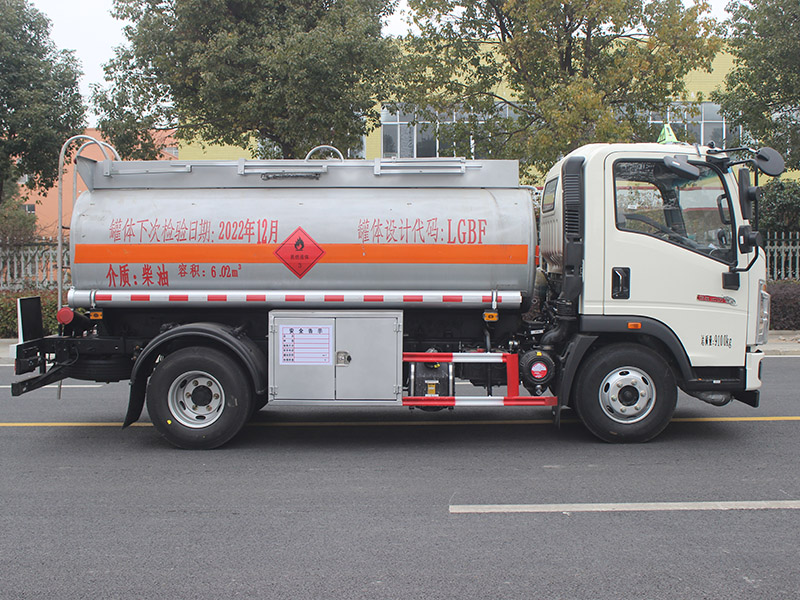 重汽豪沃6.02立方SCS5090GJYZZ6加油車(chē)